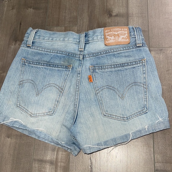 ❣️SOLD❣️Levis Highwaisted Denim Shorts - Picture 4 of 5